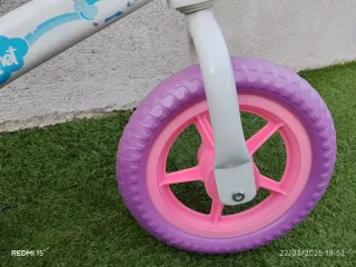 Dos bicicletas sin pedales infantiles.