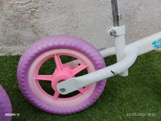 Dos bicicletas sin pedales infantiles.