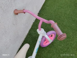 Dos bicicletas sin pedales infantiles.