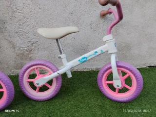 Dos bicicletas sin pedales infantiles.