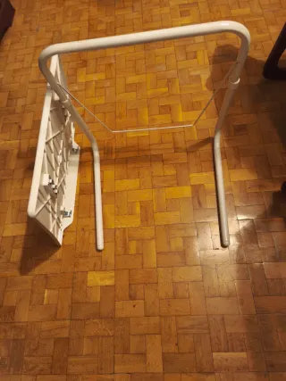 Mesa auxiliar plegable y desmontable