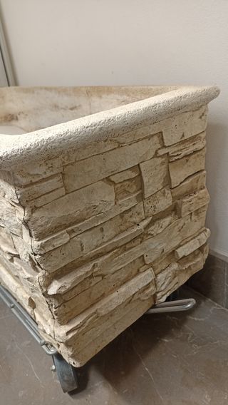 Jardinera de piedra estilo rústico