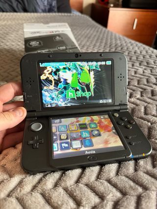 Nintendo New 3DS XL Console + pokemon bank