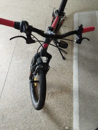 Bicicleta infantil negra y naranja