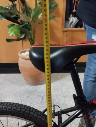 Bicicleta infantil negra y naranja