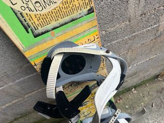 Tavola da snowboard con attacchi