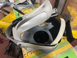 Tavola da snowboard con attacchi