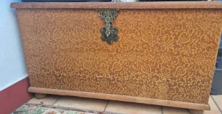 Baúl de madera tallado con herrajes