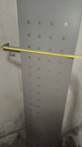 Estantería de pared metálica gris