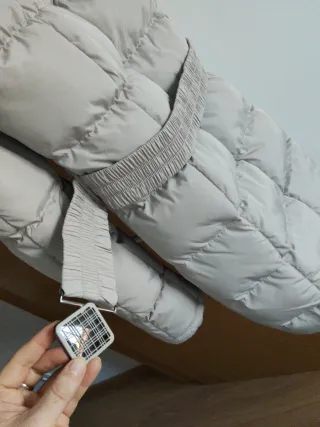 Abrigo beige con capucha y pelo