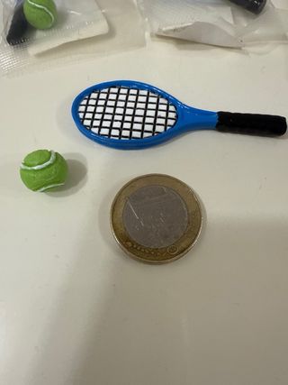 Racchetta da tennis in miniatura con pallina