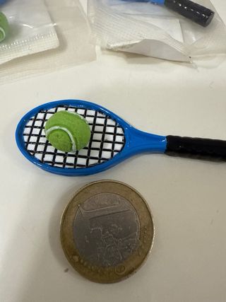Racchetta da tennis in miniatura con pallina