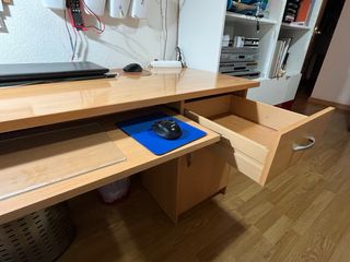 Escritorio de madera con cajón y teclado