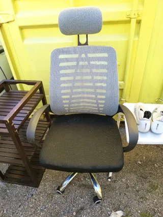 Silla de oficina ergonómica gris y negra