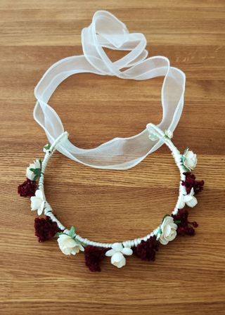 Corona de flores crema y burdeos