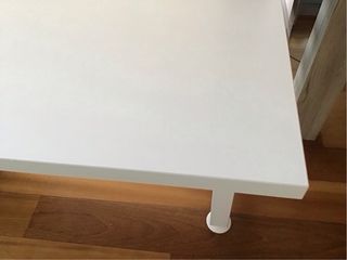 Mesa de estudio blanca y madera