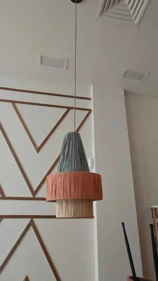 Lámpara de techo colgante Disponible 2.