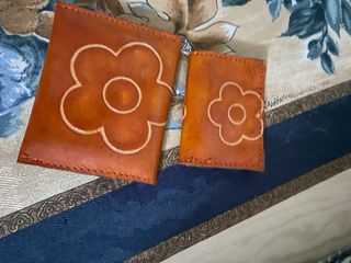 Carteras de piel con flor