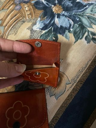 Carteras de piel con flor