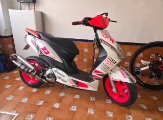 Yamaha Jog RR Blanca y Rosa