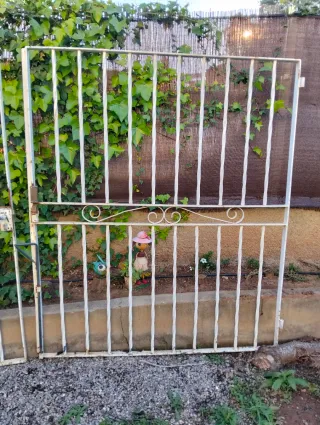 Puerta de jardín de metal blanca