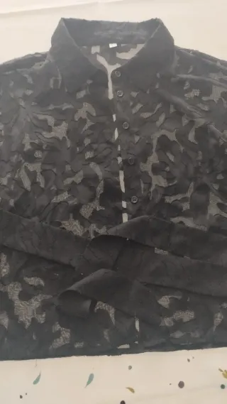 Blusa semitransparente negra con cinturón