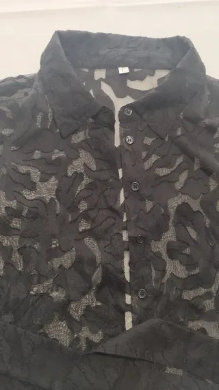 Blusa semitransparente negra con cinturón