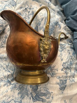 Brocca antica in rame con leone