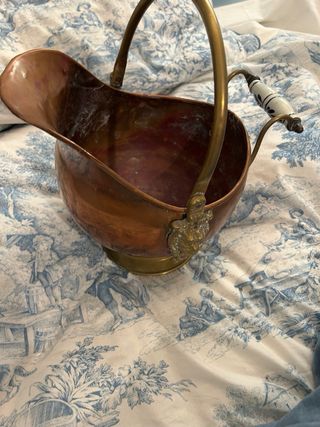 Brocca antica in rame con leone