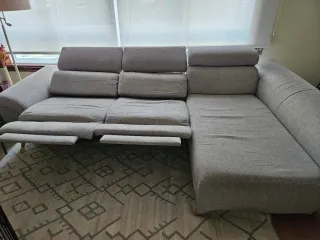 Sofá chaise longue gris con motor