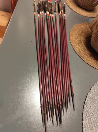 Flechas de madera con punta de metal