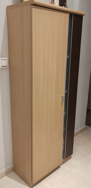 Mueble vitrina alto con puerta de cristal