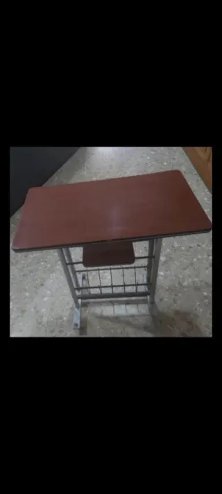Mesa de metal y madera con estantería pequeña