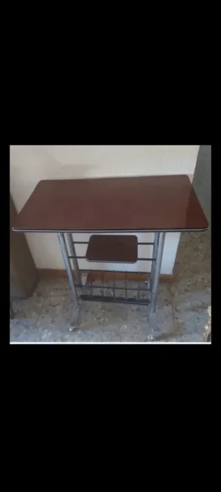 Mesa de metal y madera con estantería pequeña