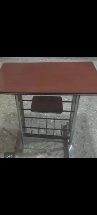 Mesa de metal y madera con estantería pequeña