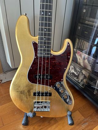 Bajo Eléctrico Dorado