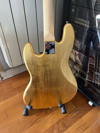 Bajo Eléctrico Dorado