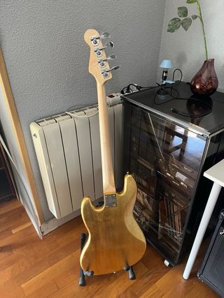 Bajo Eléctrico Dorado