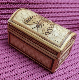 Caja de madera y mimbre con mariposa