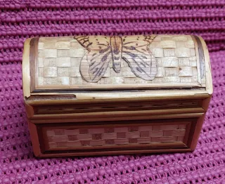 Caja de madera y mimbre con mariposa