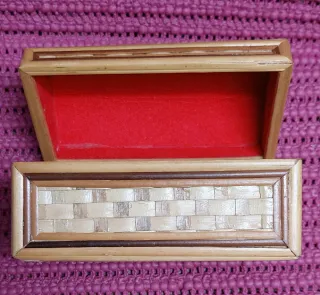 Caja de madera y mimbre con mariposa