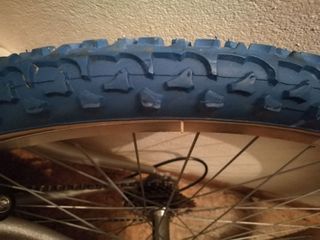 Bicicleta de montaña plateada