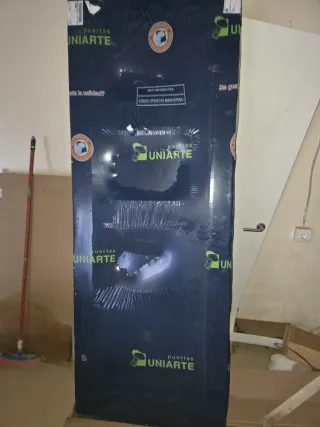 Puerta blanca con 3 cristales