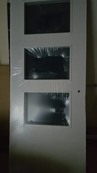 Puerta blanca con 3 cristales