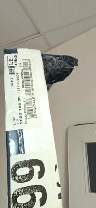 Puerta blanca con 3 cristales