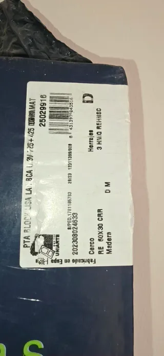 Puerta blanca con 3 cristales