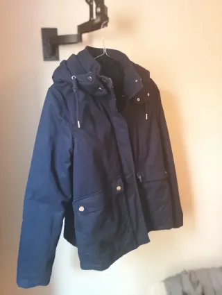 Abrigo azul con capucha