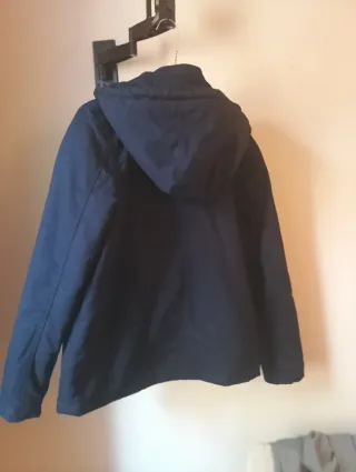 Abrigo azul con capucha