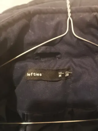 Abrigo azul con capucha