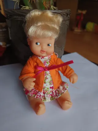 Muñeca Barriguitas y 4 conjuntos